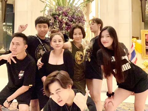 Vợ chồng Trấn Thành cùng hội bạn thân quyền lực cho ra đời bộ ảnh nhóm 'chất như nước cất'