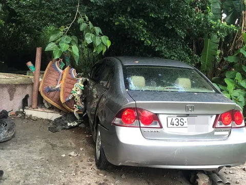 Honda Civic 4 chỗ đâm sập tường miếu Ông Hổ ở Sơn Trà, 2 người bị thương