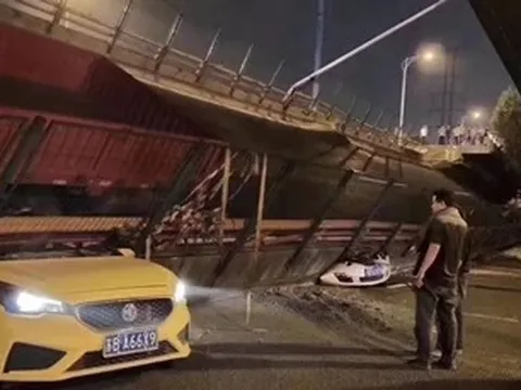 Sập cầu cạn vào giờ cao điểm ở Trung Quốc, 3 ôtô bị nghiền nát