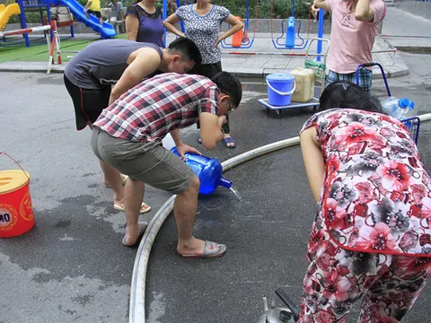 Cư dân Linh Đàm đổ bỏ nước cấp miễn phí có mùi lạ, tự mua nước sạch để dùng