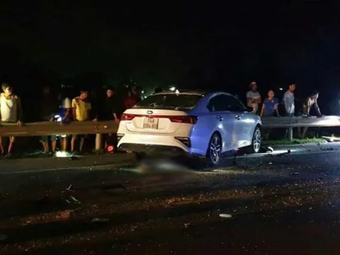 Va chạm với ô tô, 2 vợ chồng cùng con nhỏ tại Quảng Trị chết thảm