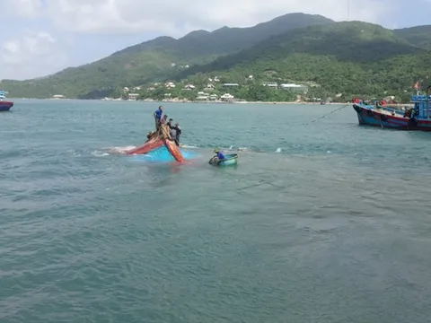 Chìm tàu trên vùng biển Cù Lao Chàm, 12 ngư dân gặp nạn