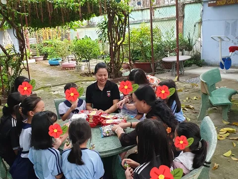 Hạnh phúc của người phụ nữ khi nhận tin nhắn 'Cô ơi, con cưới rồi'