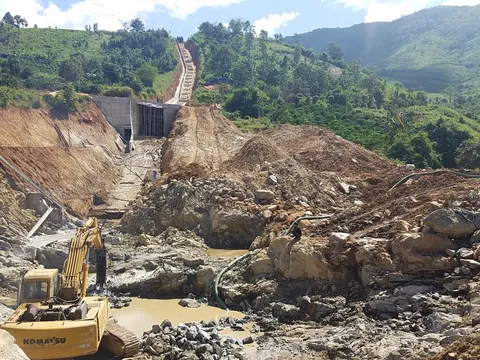 Xe thi công thủy điện đứt thắng, 3 người thương vong