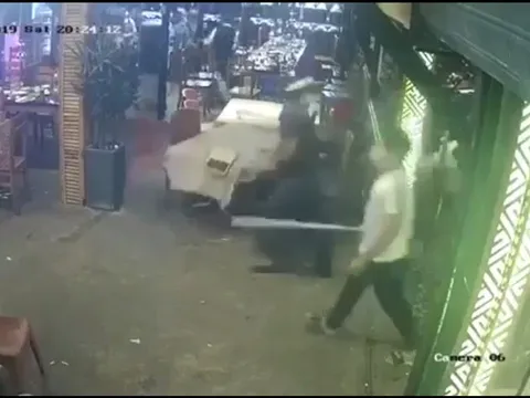 Truy tìm nhóm côn đồ bịt mặt đại náo nhà hàng, đánh đuổi phụ nữ dự tiệc 20/10