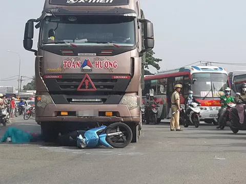 TP HCM: Va chạm xe container, bố mẹ tử vong tại chỗ, con gái 4 tuổi nguy kịch