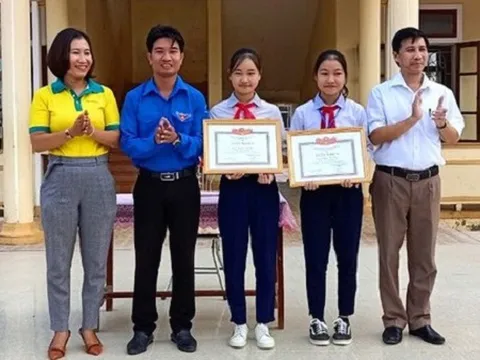 Tuyên dương hai nữ sinh nhặt được của rơi, trả lại người đánh mất