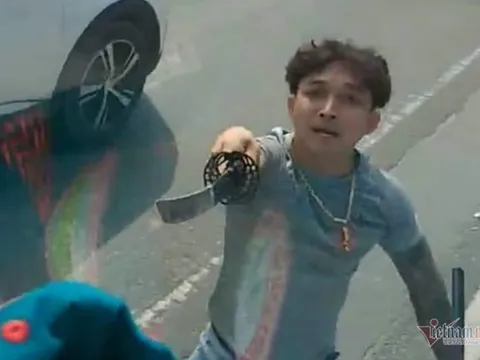 Triệu tập kẻ vung kiếm chém nát kính xe tải trên Quốc lộ 13