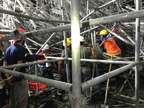 Sập giàn giáo tại công trình Trung tâm Văn hóa xứ Đông, 5 người bị thương