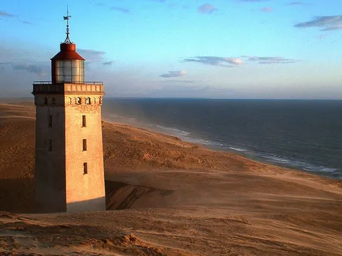 Đan Mạch chi 750.000 USD dịch chuyển ngọn hải đăng có nguy cơ rơi xuống biển