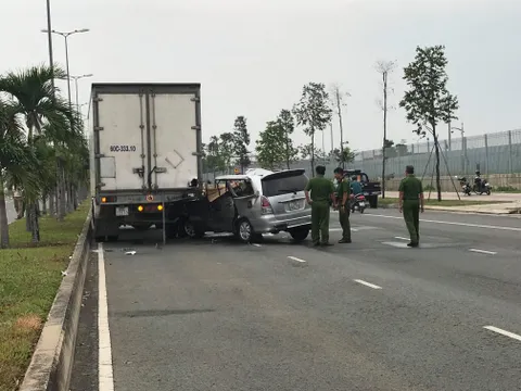 Ô tô 7 chỗ đâm đuôi xe tải đang dừng, 5 người thương vong