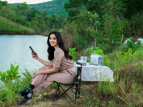 Hoa hậu Tiểu Vy khoe vẻ đẹp rạng rỡ đầy sức sống giữa núi rừng Tây Nguyên