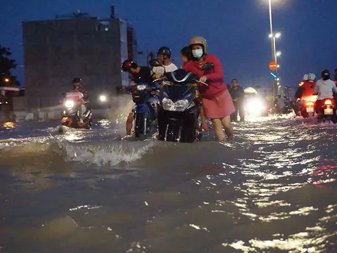 Ngập sâu ngày triều cường, người dân TP.Hồ Chí Mình bì bõm lội nước về nhà