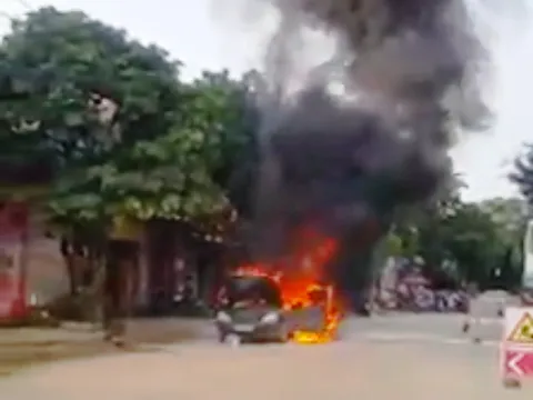 Thanh Hóa: Ô tô 5 chỗ cháy trơ khung trên QL45 khi câu điện từ bình ắc quy khác trên đường