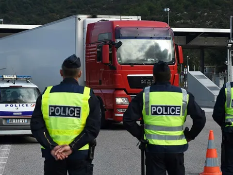 Pháp bắt giữ xe tải chở 31 người nhập cư gần biên giới Ý