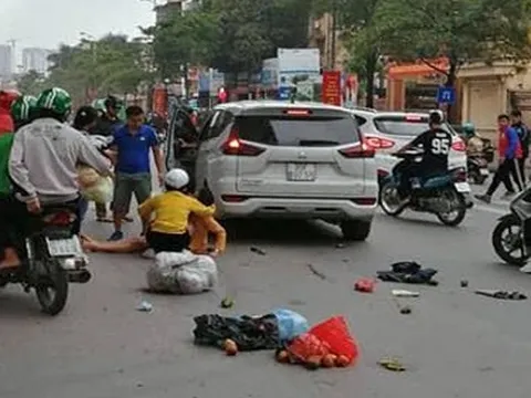 Ô tô 'điên' bất ngờ tăng ga tông hàng loạt xe máy giữa Thủ đô, 5 người bị thương