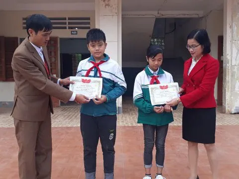 Tuyên dương hai học sinh nhặt được chiếc ví có 15 triệu đồng trả lại người đánh rơi