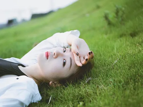 Phía sau người đàn bà vô cảm là những giọt nước mắt tuổi thanh xuân