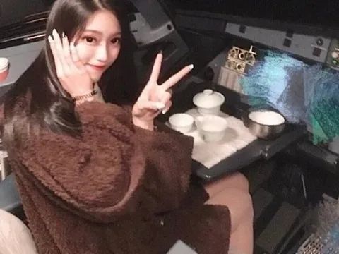 Để hành khách xinh đẹp vào buồng lái chụp ảnh, phi công bị cấm bay suốt đời