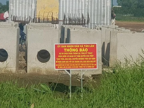 Long An: Chính quyền địa phương cắm biển cảnh báo tại dự án Lotus New City