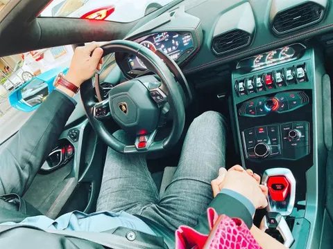 Phạm Hương đăng ảnh nắm tay bạn trai ngọt ngào, dân mạng 'bức xúc' vì mãi không biết danh tính