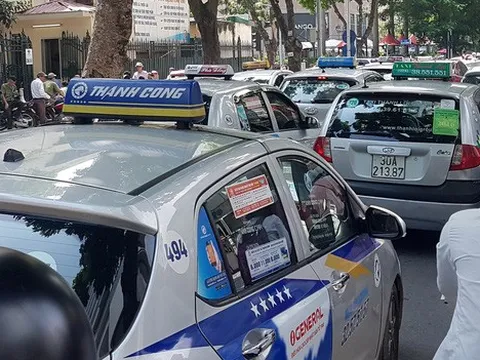 Taxi và taxi công nghệ không bắt buộc phải gắn hộp đèn