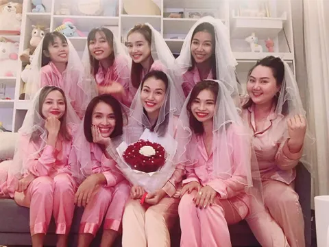 Hoàng Oanh cùng hội bạn thân tổ chức tiệc độc thân tràn ngập sắc hồng