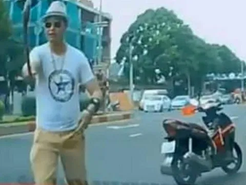 Khởi tố 'thầy chùa' đập vỡ cửa kính ô tô của người đi đường vì bấm còi xin vượt ở Đắk Lắk