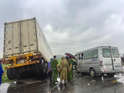 Container đâm vào xe khách, 13 người thương vong