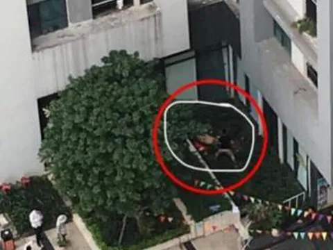 Người bố khóc nghẹn trước thi thể bé gái rơi từ tầng 39 Goldmark City tử vong