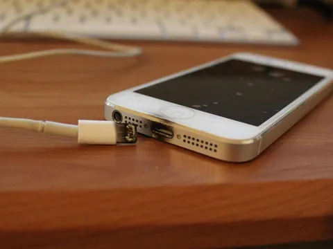 Vừa dùng vừa sạc điện thoại, nam thanh niên ở Thanh Hoá phải cắt cụt tay