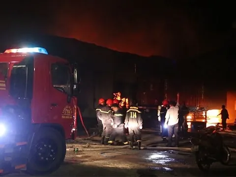 Cháy lớn tại khu công nghiệp ở Biên Hòa, nghi do nổ thùng hóa chất