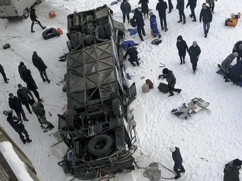 Xe buýt nổ lốp lật xuống sông băng giá lạnh ở Nga, 19 người chết tại chỗ