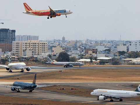 Liên tiếp phát hiện máy bay bị rách lốp khi hạ cánh tại sân bay Nội Bài