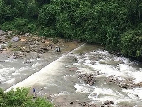 Vụ người đàn ông tử vong dưới suối ở Yên Bái: Vết thương trên cổ là do cứa