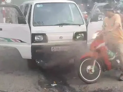 Bình Dương: Xe đưa đón học sinh bất ngờ bốc cháy giữa đường