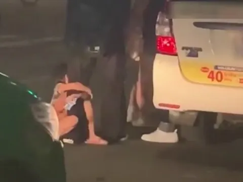 Xôn xao clip hai bé gái quấy nhiễu du khách vì không xin được tiền