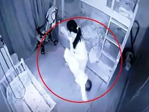 Người giúp việc cầm chân bé gái 13 tháng tuổi dốc ngược vì không chịu ngủ
