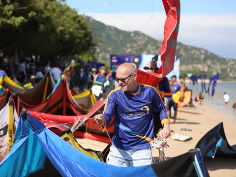 'Đại tiệc' lướt ván diều mãn nhãn diễn ra, biển Ninh Chữ sôi động hiếm thấy