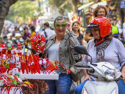 Không khí Noel rộn ràng trên khắp nẻo phố phường Hà Nội