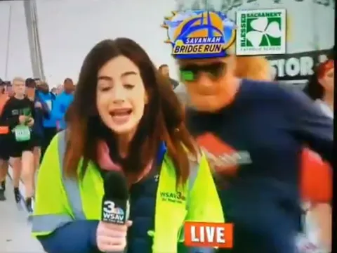 Người đàn ông vỗ mông nữ phóng viên ngay trên sóng truyền hình trực tiếp