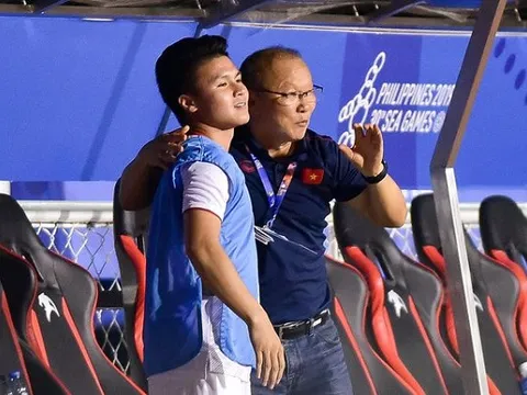 Thầy Park ôm chầm lấy Quang Hải ở giây phút vỡ òa hạnh phúc