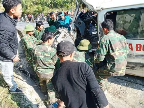 Nghệ An: Xe chở cán bộ trung tâm dạy nghề đâm vào vách núi, 5 người thương vong