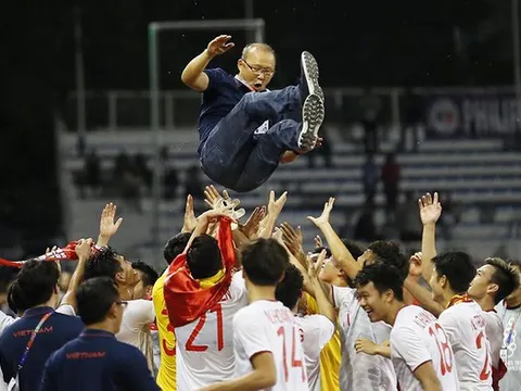 18h05 ngày 11/12, thầy trò HLV Park Hang-seo, Mai Đức Chung về tới sân bay Nội Bài