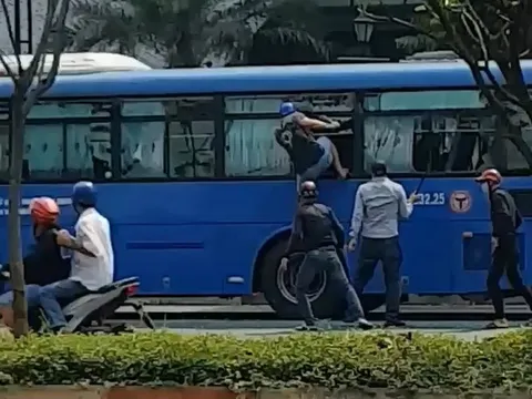 Nguyên nhân nhóm côn đồ cầm mã tấu chặn xe buýt, chém điên cuồng