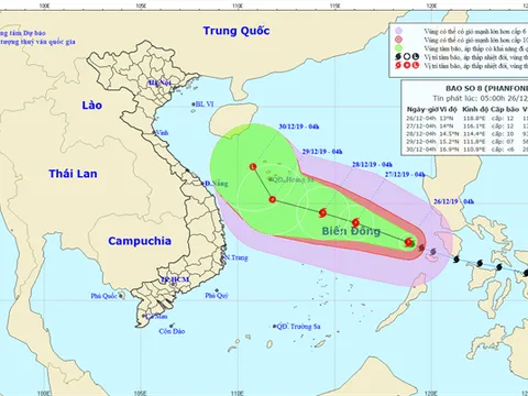 Bão Phanfone giật cấp 14 quần thảo trên Biển Đông