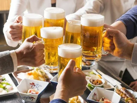 Từ 1/1/2020, chỉ người đi bộ mới được uống rượu bia khi ra đường