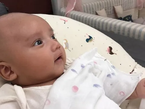 'Ông bố bỉm sữa' Đinh Tiến Đạt lần đầu khoe ảnh cận mặt con trai