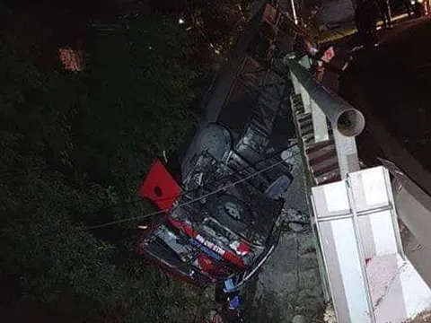 Xe chở học viên lớp chính trị cao cấp gặp nạn, 5 người bị thương