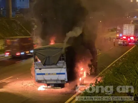 TP.HCM: Xe tải chở trái cây cháy ngùn ngụt trong hầm chui